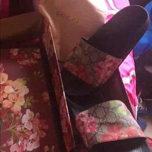 Gucci ebony flip flops